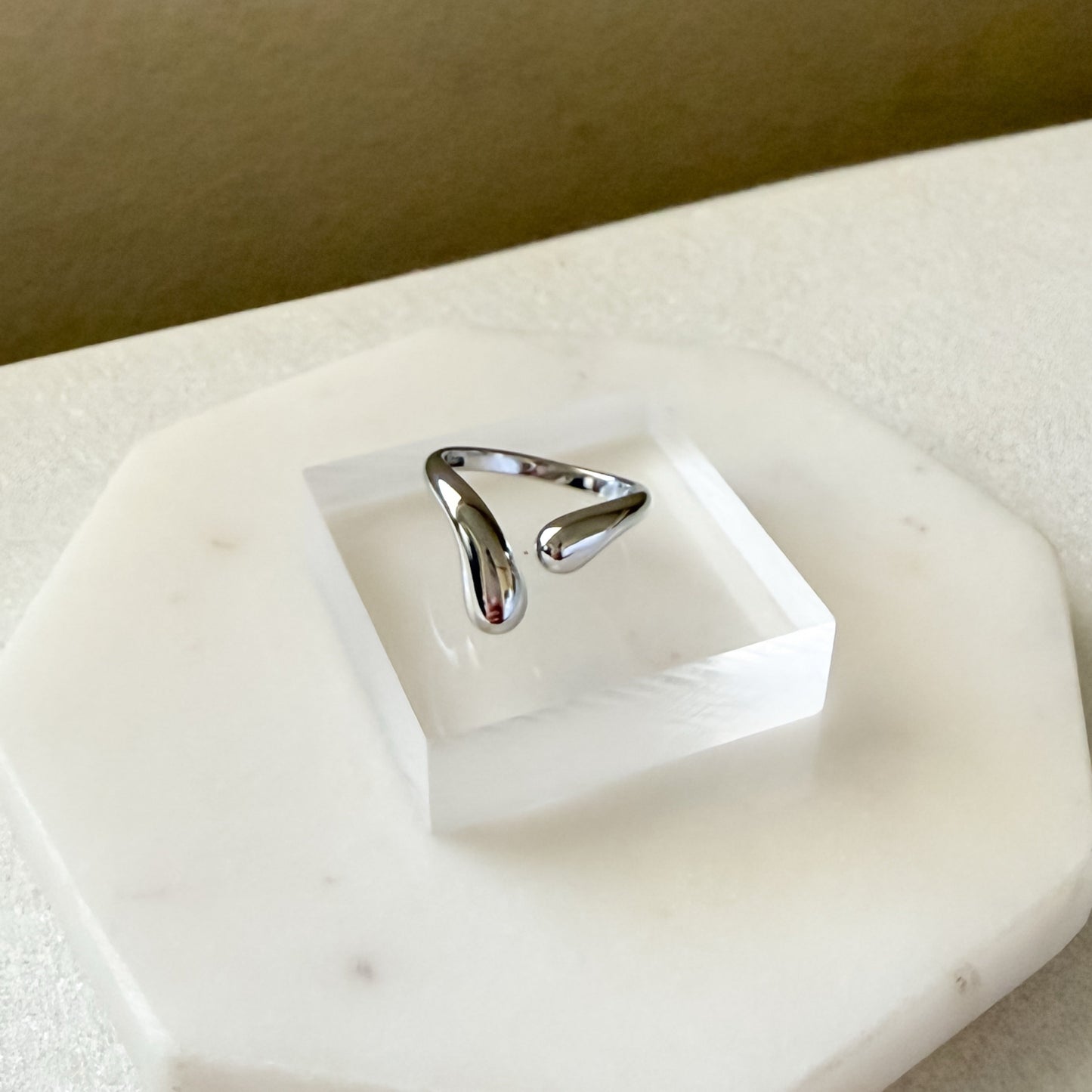 Liquid Curve Ring