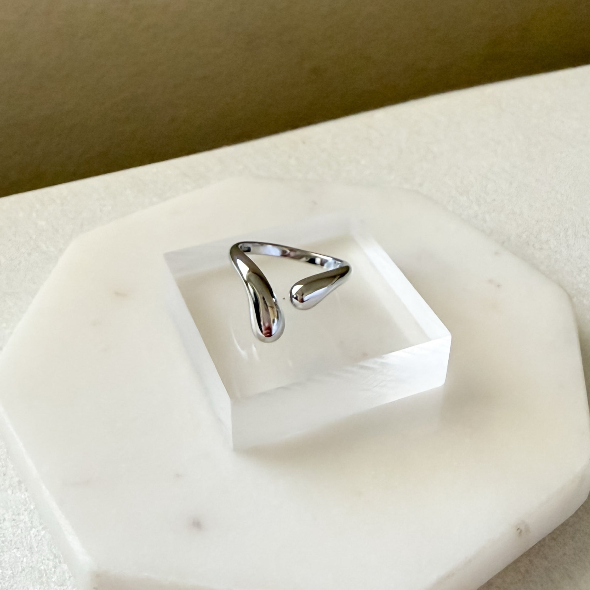Liquid Curve Ring