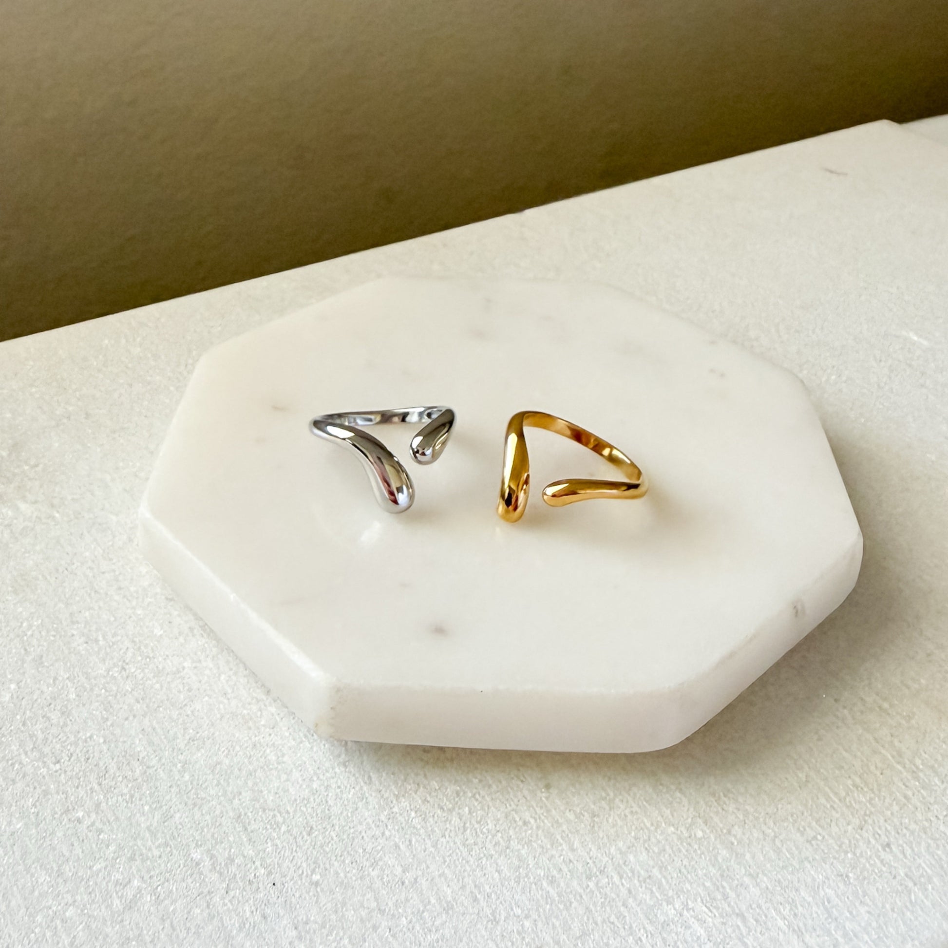 Liquid Curve Ring