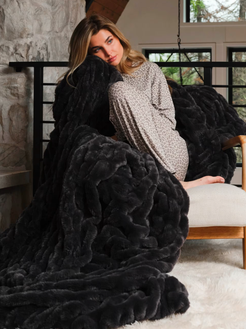 Plaid effet fourrure noir orage
