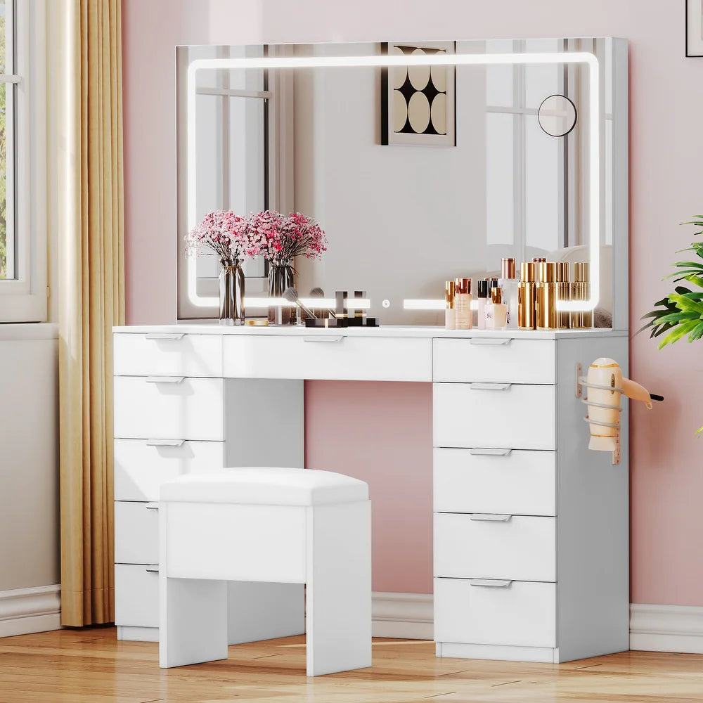 Coiffeuse blanche 11 tiroirs vue de trois quarts, colonnes de tiroirs et support sèche-cheveux